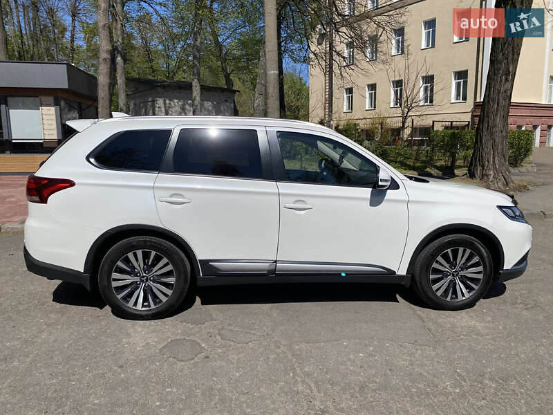 Внедорожник / Кроссовер Mitsubishi Outlander 2019 в Киеве