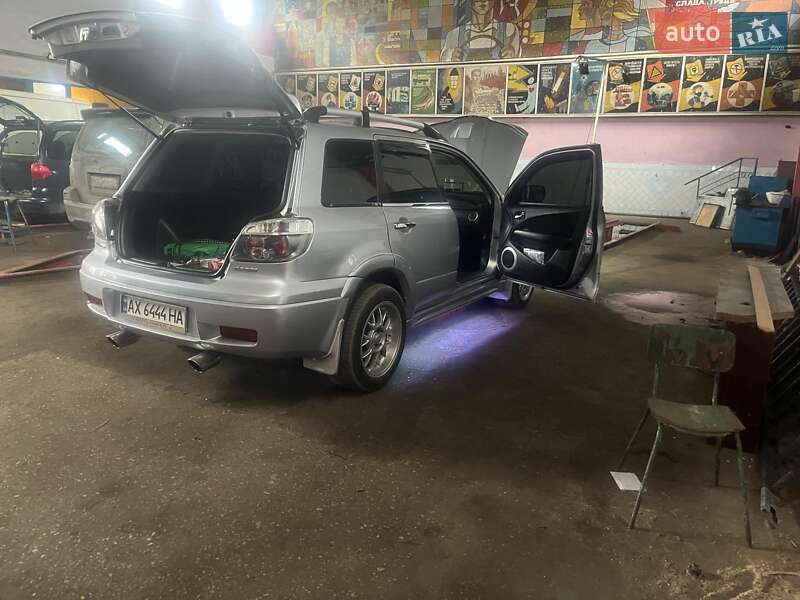 Позашляховик / Кросовер Mitsubishi Outlander 2004 в Харкові