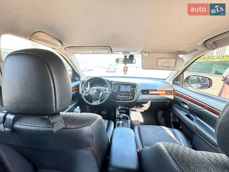 Позашляховик / Кросовер Mitsubishi Outlander 2014 в Києві