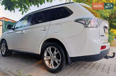 Внедорожник / Кроссовер Mitsubishi Outlander 2013 в 