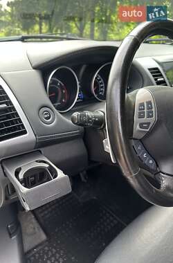 Внедорожник / Кроссовер Mitsubishi Outlander 2011 в 