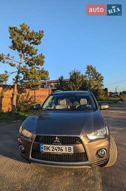 Внедорожник / Кроссовер Mitsubishi Outlander 2011 в Гоще
