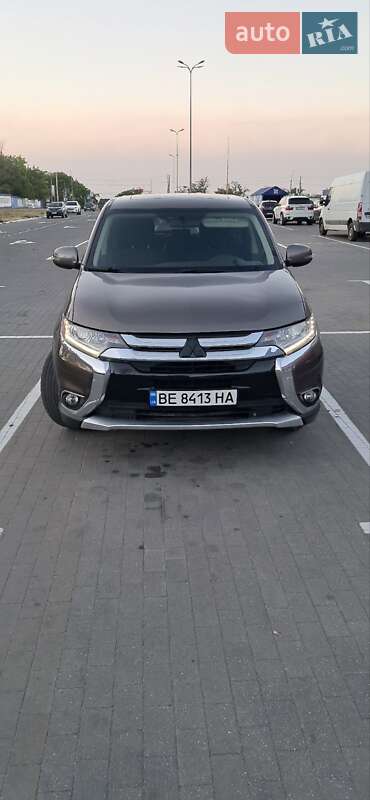 Внедорожник / Кроссовер Mitsubishi Outlander 2017 в Николаеве