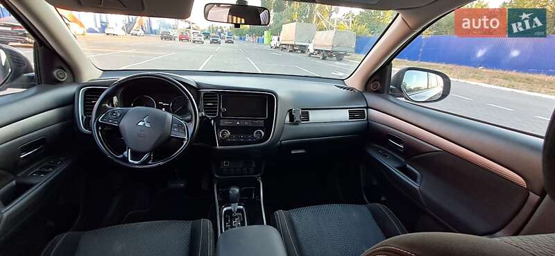 Внедорожник / Кроссовер Mitsubishi Outlander 2017 в Николаеве