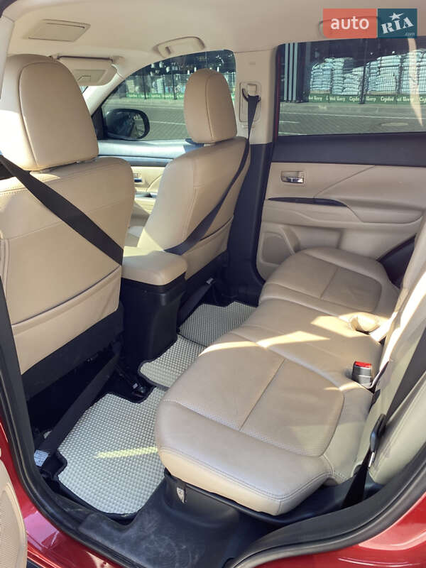 Позашляховик / Кросовер Mitsubishi Outlander 2017 в Первомайську