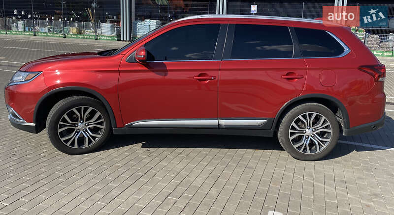Позашляховик / Кросовер Mitsubishi Outlander 2017 в Первомайську