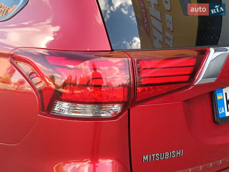 Внедорожник / Кроссовер Mitsubishi Outlander 2015 в Киеве