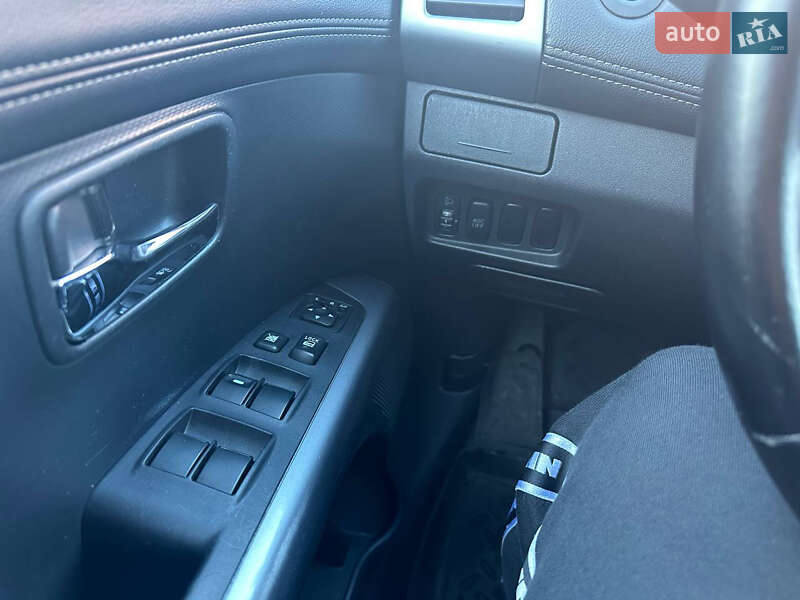 Позашляховик / Кросовер Mitsubishi Outlander 2010 в Києві
