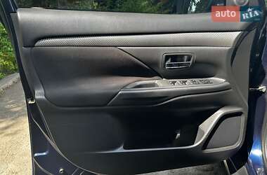 Внедорожник / Кроссовер Mitsubishi Outlander 2016 в 