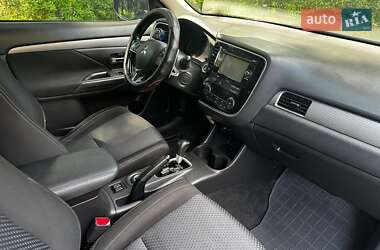 Внедорожник / Кроссовер Mitsubishi Outlander 2016 в 