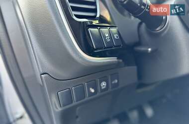 Внедорожник / Кроссовер Mitsubishi Outlander 2015 в 