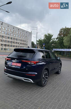 Внедорожник / Кроссовер Mitsubishi Outlander 2022 в 