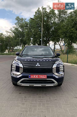 Внедорожник / Кроссовер Mitsubishi Outlander 2022 в 