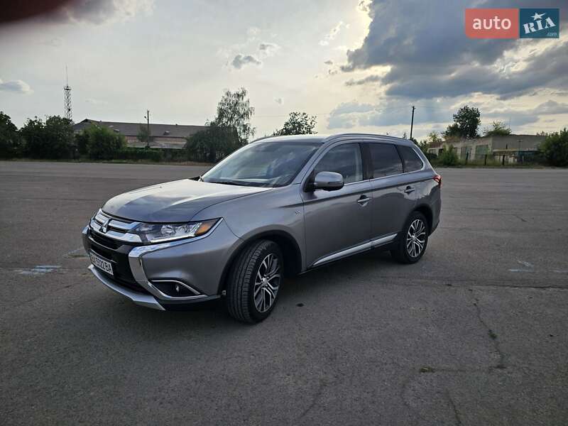 Внедорожник / Кроссовер Mitsubishi Outlander 2017 в Тростянце