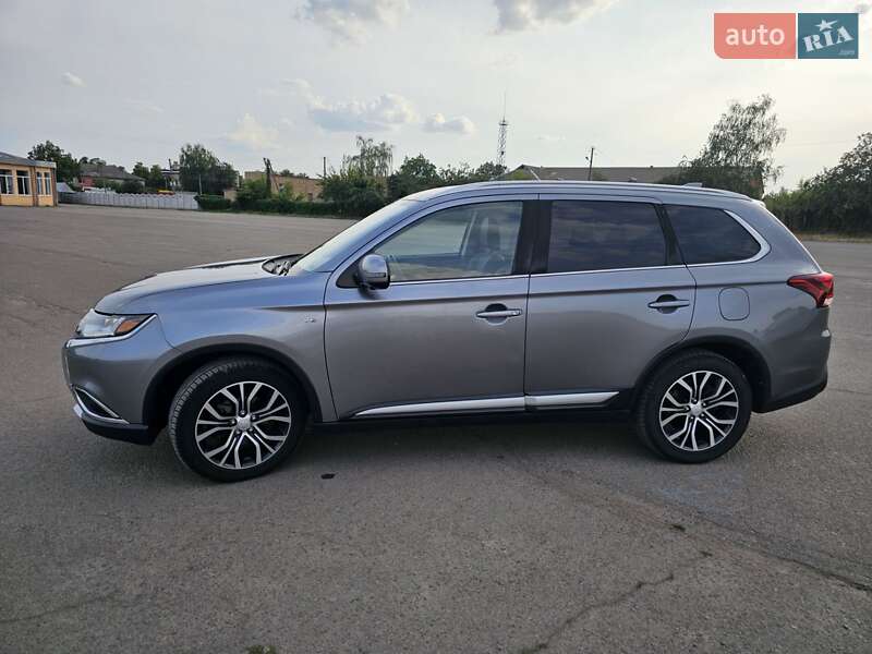 Внедорожник / Кроссовер Mitsubishi Outlander 2017 в Тростянце