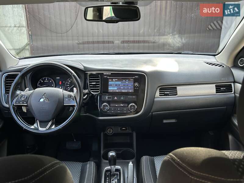 Внедорожник / Кроссовер Mitsubishi Outlander 2015 в Ровно