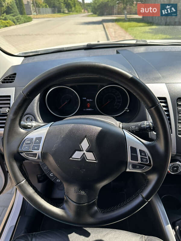 Внедорожник / Кроссовер Mitsubishi Outlander 2011 в Дубно