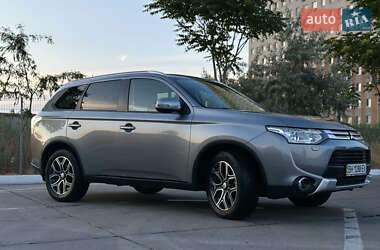 Внедорожник / Кроссовер Mitsubishi Outlander 2014 в 