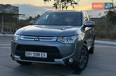 Внедорожник / Кроссовер Mitsubishi Outlander 2014 в 