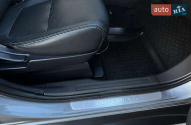 Внедорожник / Кроссовер Mitsubishi Outlander 2014 в 