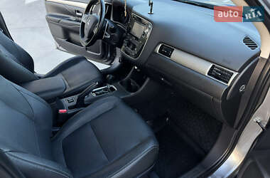 Внедорожник / Кроссовер Mitsubishi Outlander 2014 в 