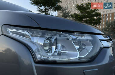 Внедорожник / Кроссовер Mitsubishi Outlander 2014 в 