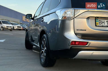 Внедорожник / Кроссовер Mitsubishi Outlander 2014 в 