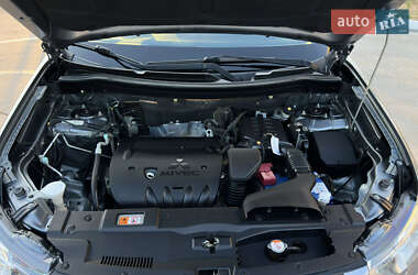 Внедорожник / Кроссовер Mitsubishi Outlander 2014 в 