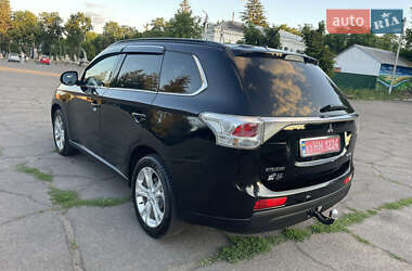 Внедорожник / Кроссовер Mitsubishi Outlander 2013 в 