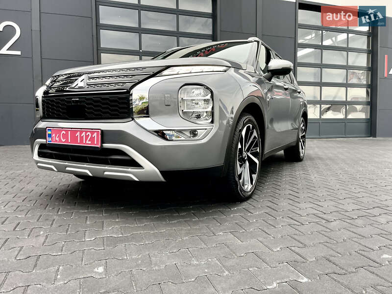 Внедорожник / Кроссовер Mitsubishi Outlander 2023 в Львове