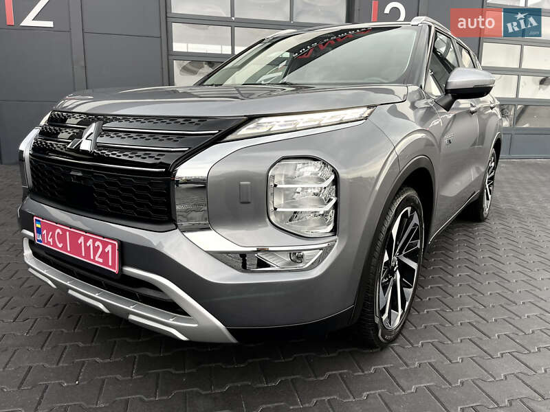 Внедорожник / Кроссовер Mitsubishi Outlander 2023 в Львове