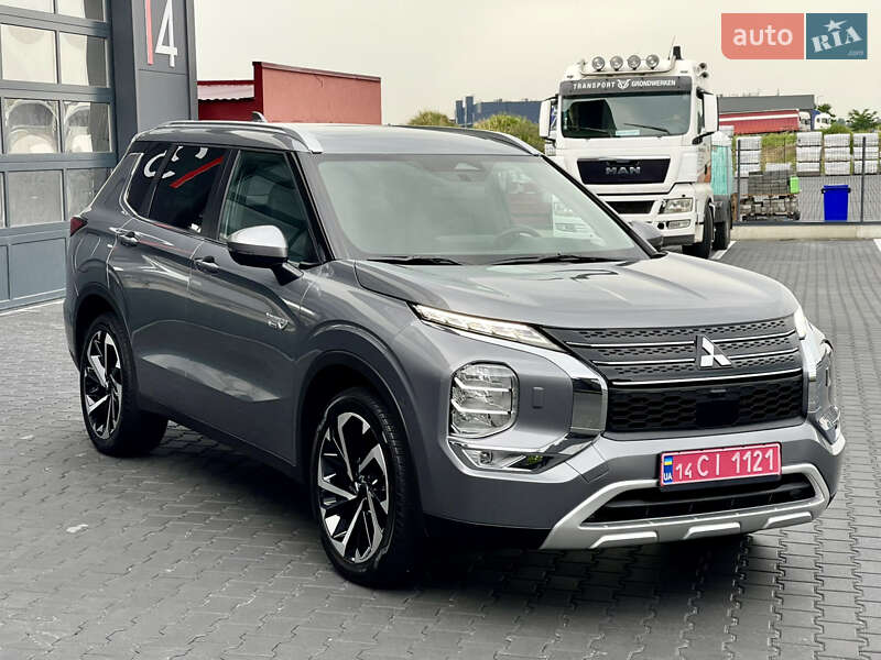 Внедорожник / Кроссовер Mitsubishi Outlander 2023 в Львове