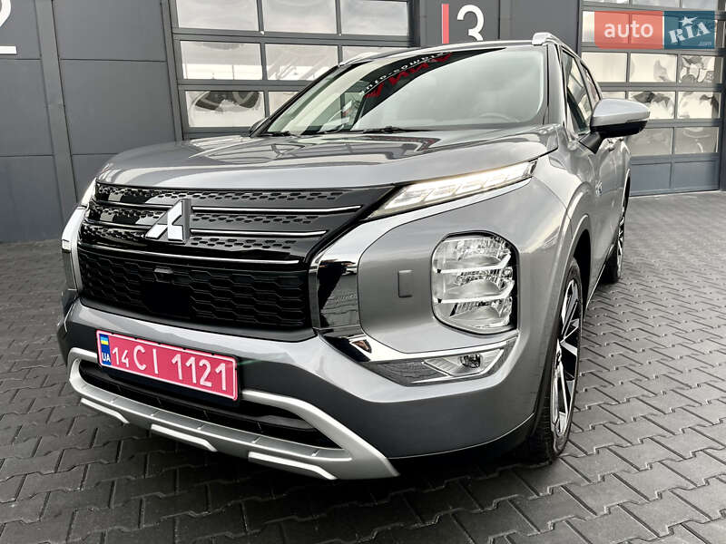 Внедорожник / Кроссовер Mitsubishi Outlander 2023 в Львове