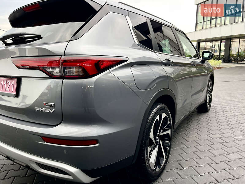 Внедорожник / Кроссовер Mitsubishi Outlander 2023 в Львове