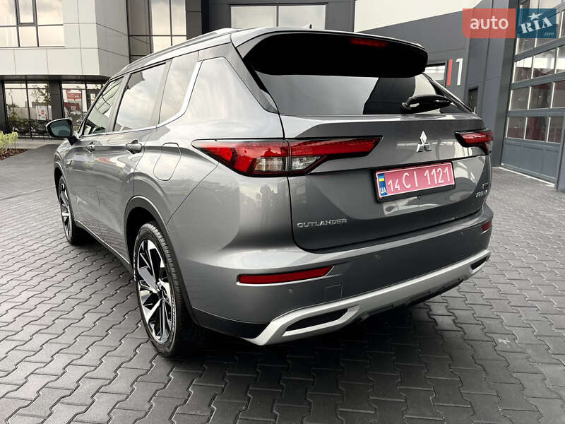 Внедорожник / Кроссовер Mitsubishi Outlander 2023 в Львове