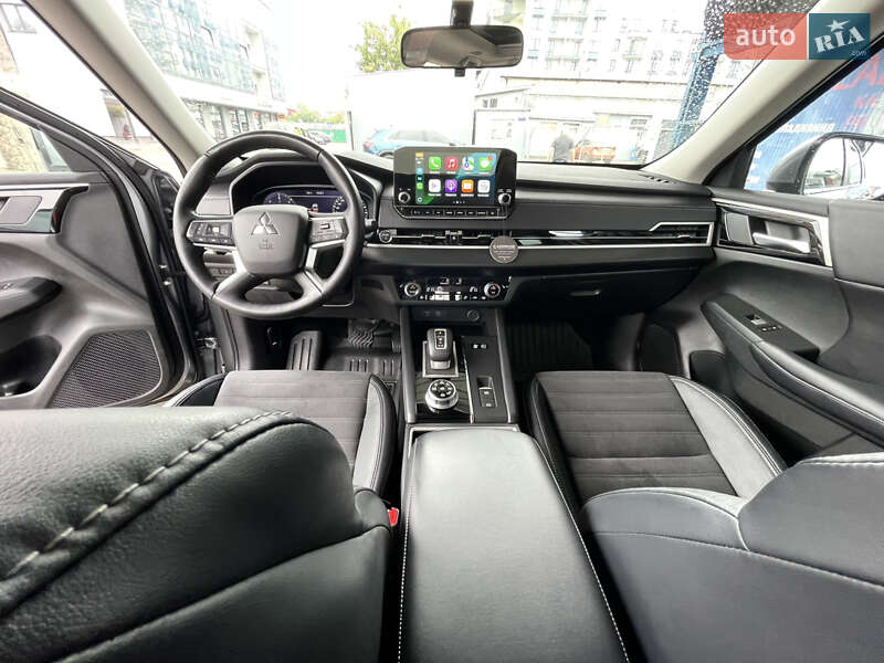 Внедорожник / Кроссовер Mitsubishi Outlander 2023 в Львове