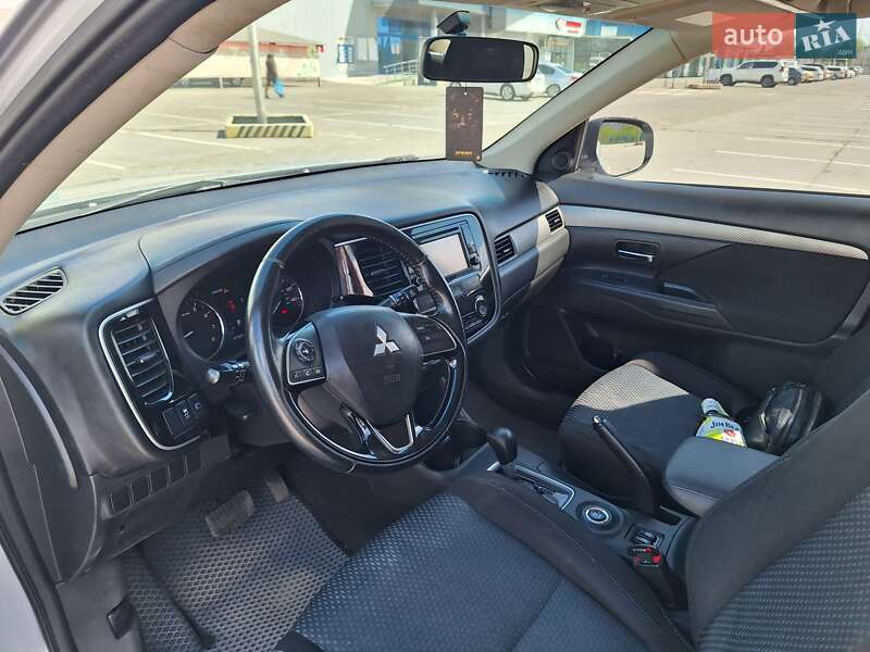 Внедорожник / Кроссовер Mitsubishi Outlander 2016 в Черновцах