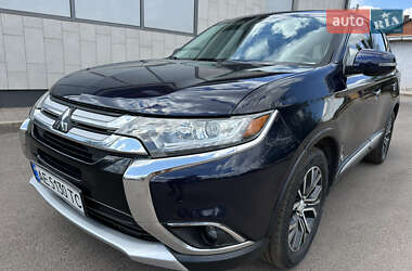 Внедорожник / Кроссовер Mitsubishi Outlander 2016 в 