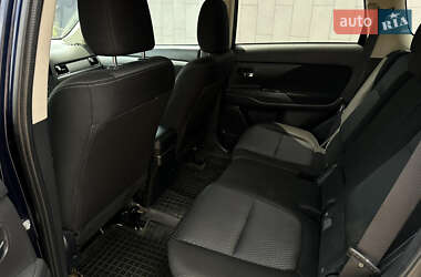 Внедорожник / Кроссовер Mitsubishi Outlander 2016 в 