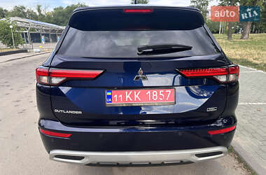Внедорожник / Кроссовер Mitsubishi Outlander 2022 в 