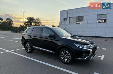Внедорожник / Кроссовер Mitsubishi Outlander 2018 в 