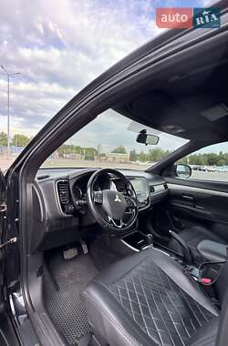 Внедорожник / Кроссовер Mitsubishi Outlander 2017 в 