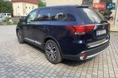 Внедорожник / Кроссовер Mitsubishi Outlander 2016 в 