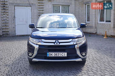 Внедорожник / Кроссовер Mitsubishi Outlander 2016 в 