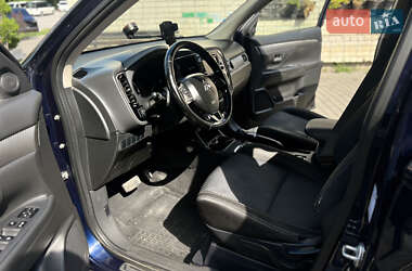 Внедорожник / Кроссовер Mitsubishi Outlander 2016 в 