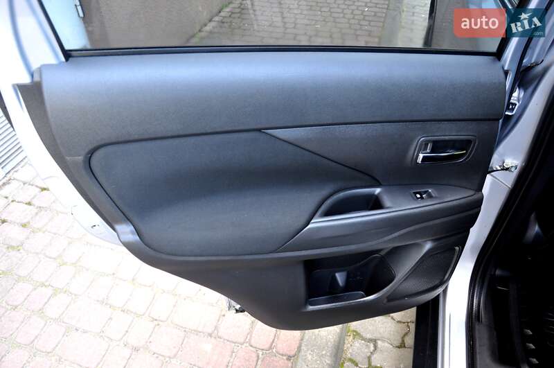 Позашляховик / Кросовер Mitsubishi Outlander 2016 в Львові