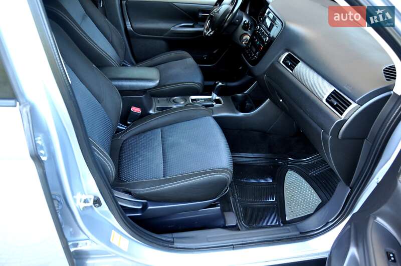 Позашляховик / Кросовер Mitsubishi Outlander 2016 в Львові