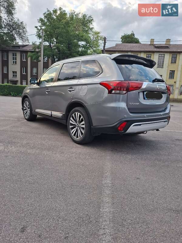 Внедорожник / Кроссовер Mitsubishi Outlander 2021 в Каменском