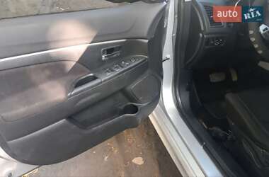 Внедорожник / Кроссовер Mitsubishi Outlander 2011 в 
