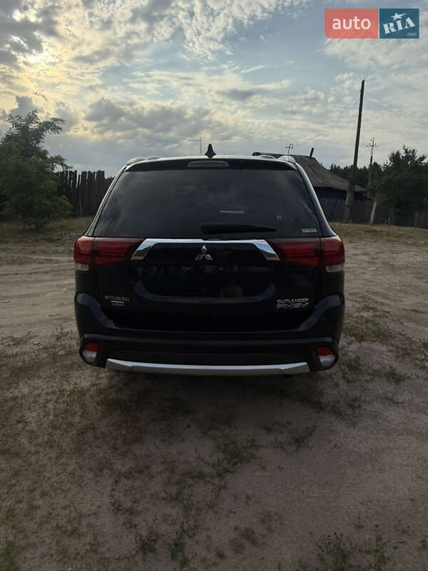 Внедорожник / Кроссовер Mitsubishi Outlander 2018 в Десне